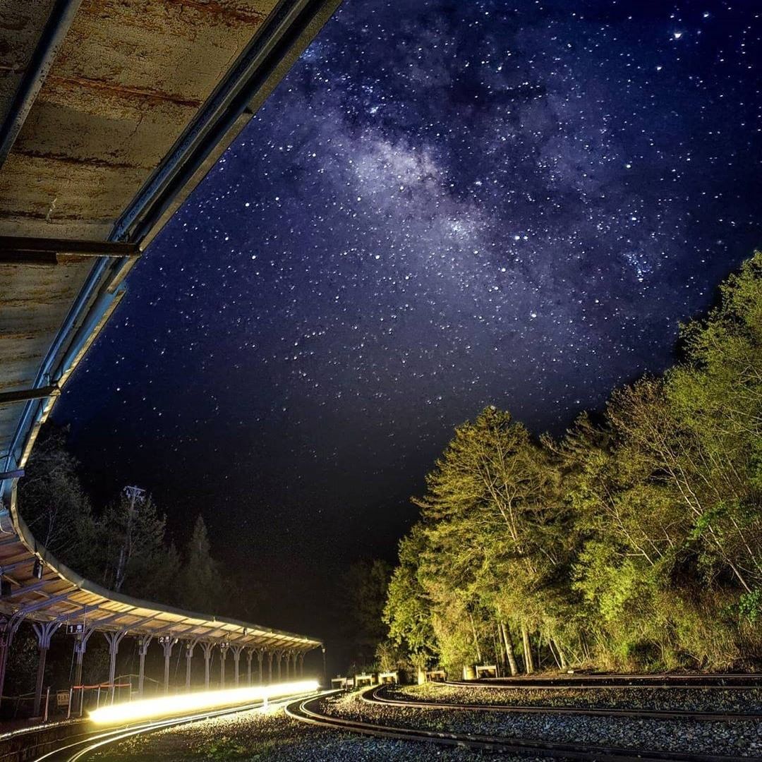 下一站地球祝山車站從外太空開來的火車-⠀⠀⠀⠀⠀⠀⠀⠀⠀⠀⠀感謝 @doggykoon 分享的美照-⠀⠀⠀⠀⠀⠀⠀⠀⠀⠀⠀⠀ #t...