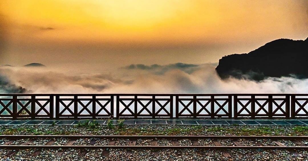 奔馳在雲上的火車 乍看之下像似一幅畫 ‍‍-⠀⠀⠀⠀⠀⠀⠀⠀⠀⠀⠀感謝 @ryanyang_ 分享的美照-⠀⠀⠀⠀⠀⠀⠀⠀⠀⠀⠀⠀...