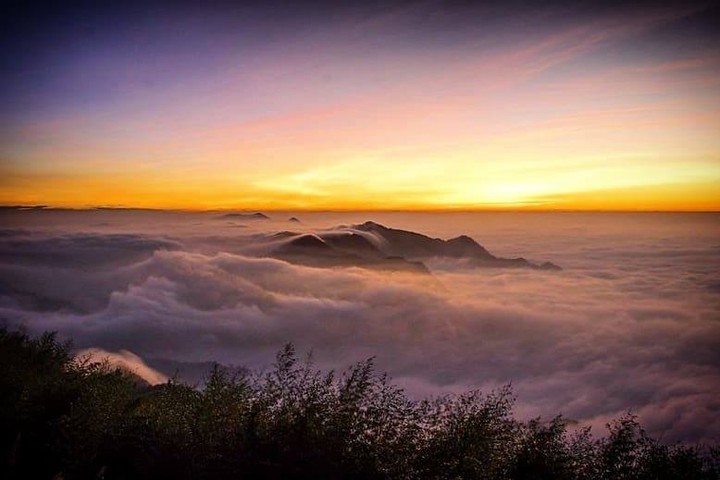 唯有爬得夠高，才得以穿透雲層看見希望的太陽。-感謝 @w_photo_cytw 提供超棒照片- #travelalishan 或 ...