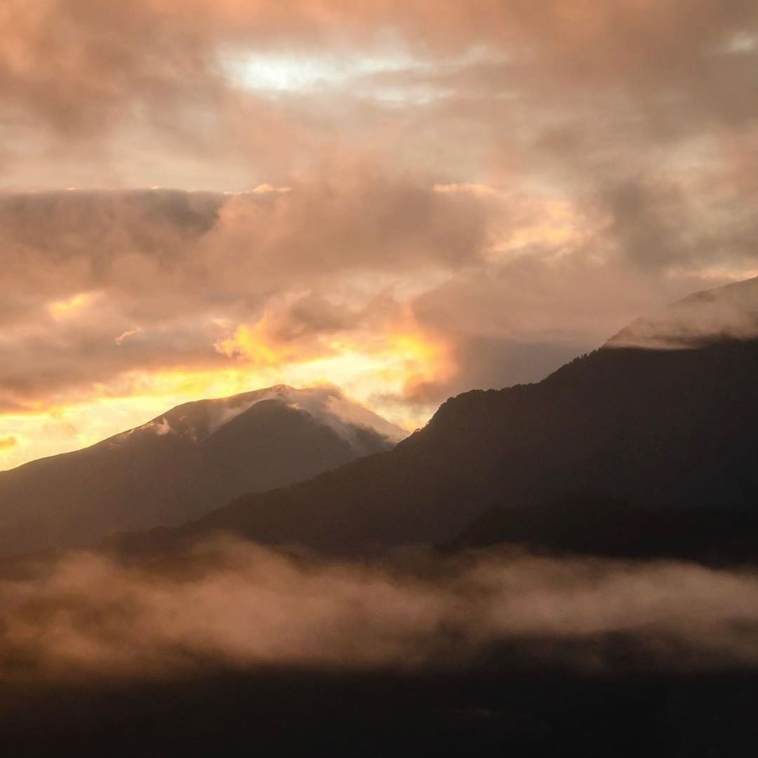 日出火燒雲最美的日出都在阿里山-⠀⠀⠀⠀⠀⠀⠀⠀⠀⠀⠀感謝 @yuega.ste 分享的美照-⠀⠀⠀⠀⠀⠀⠀⠀⠀⠀⠀⠀ #trav...