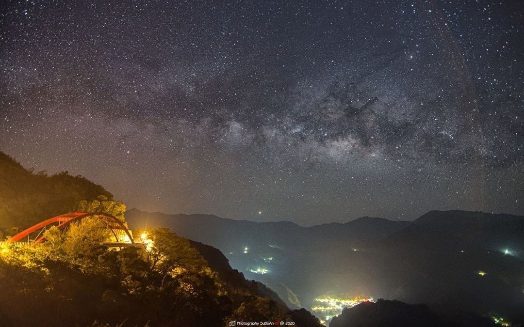 芙谷峨橋的夜間星空加上相機的曝光，美到不行-⠀⠀⠀⠀⠀⠀⠀⠀⠀⠀⠀感謝 @suboan1001 分享的美照-⠀⠀⠀⠀⠀⠀⠀⠀⠀⠀⠀...