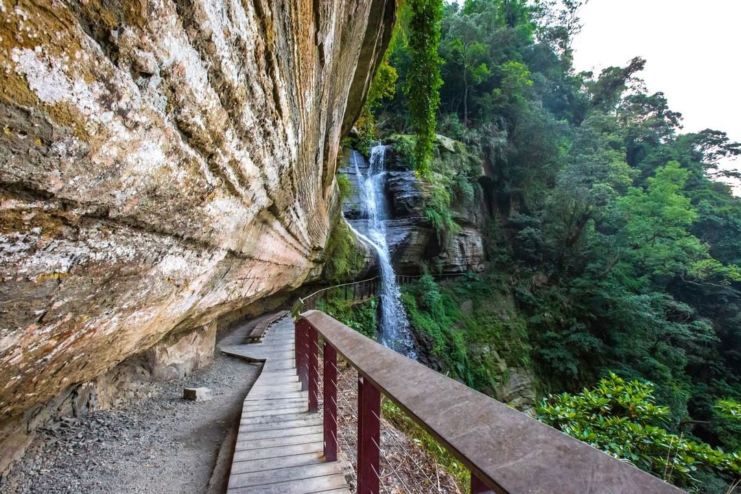 沁涼的水霧舒緩了城市遺留的炙熱。-⛰竹坑溪步道此處山區地形落差大、水文繁盛，有壯觀的龍宮瀑布、生毛樹瀑布、雷音瀑布群等，沿步道經過...