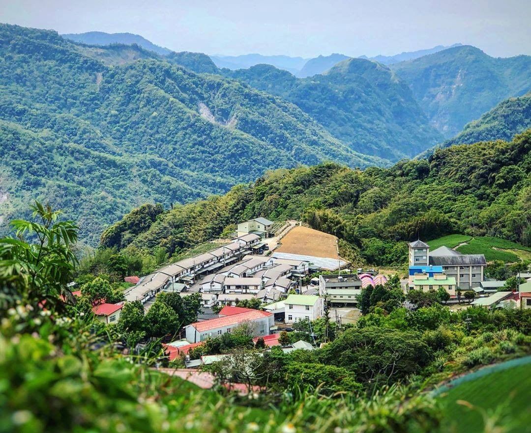 被一片綠意包圍的石棹村莊感覺住在裡面會皮膚很好-⠀⠀⠀⠀⠀⠀⠀⠀⠀⠀⠀感謝 @surpassrongrong 分享的美照-⠀⠀⠀⠀...