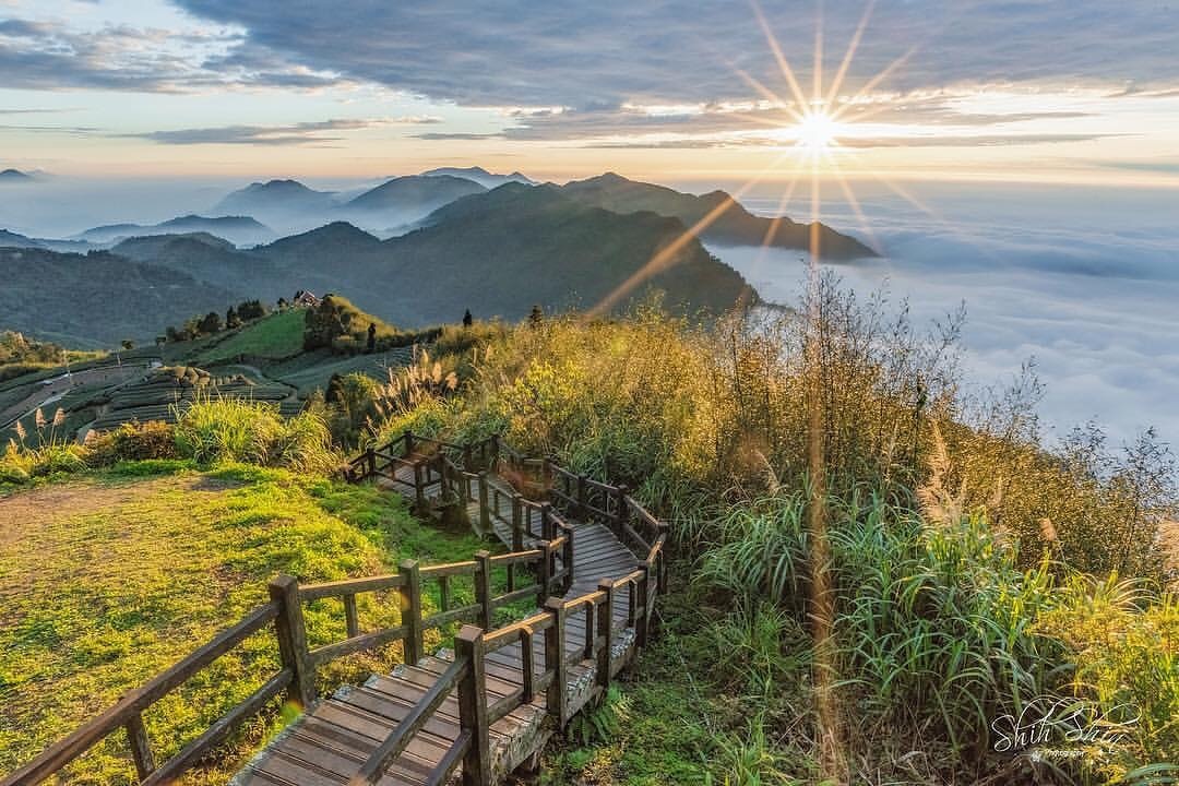 隙頂夕陽雲海二延平步道一直是賞夕陽雲海的必到之處你來朝聖了嗎？-感謝 @shih.shin 提供超棒照片- #travelalis...