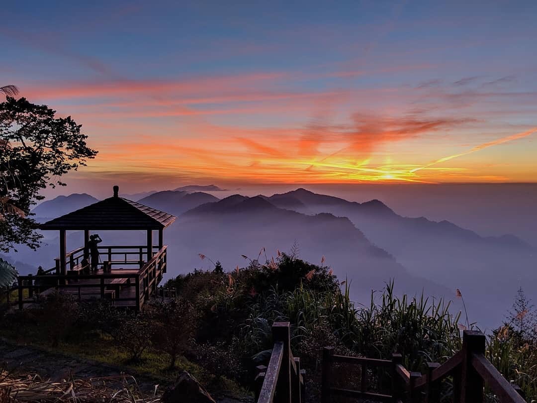 是火燒雲！天空像炸裂般的美❤️-感謝 @cluke056 提供超棒照片- #travelalishan 或 @travelalis...