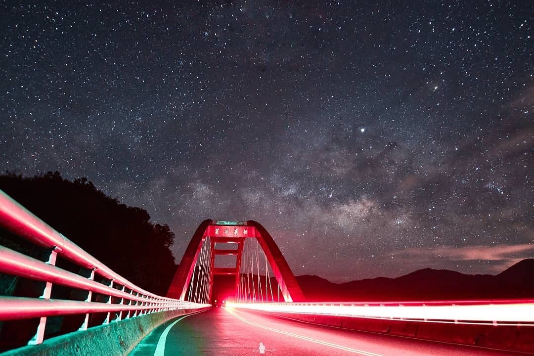 星空下的阿里山帶來一種浪漫的氛圍-感謝 @travelblackman 提供超棒照片- #travelalishan 或 @tra...