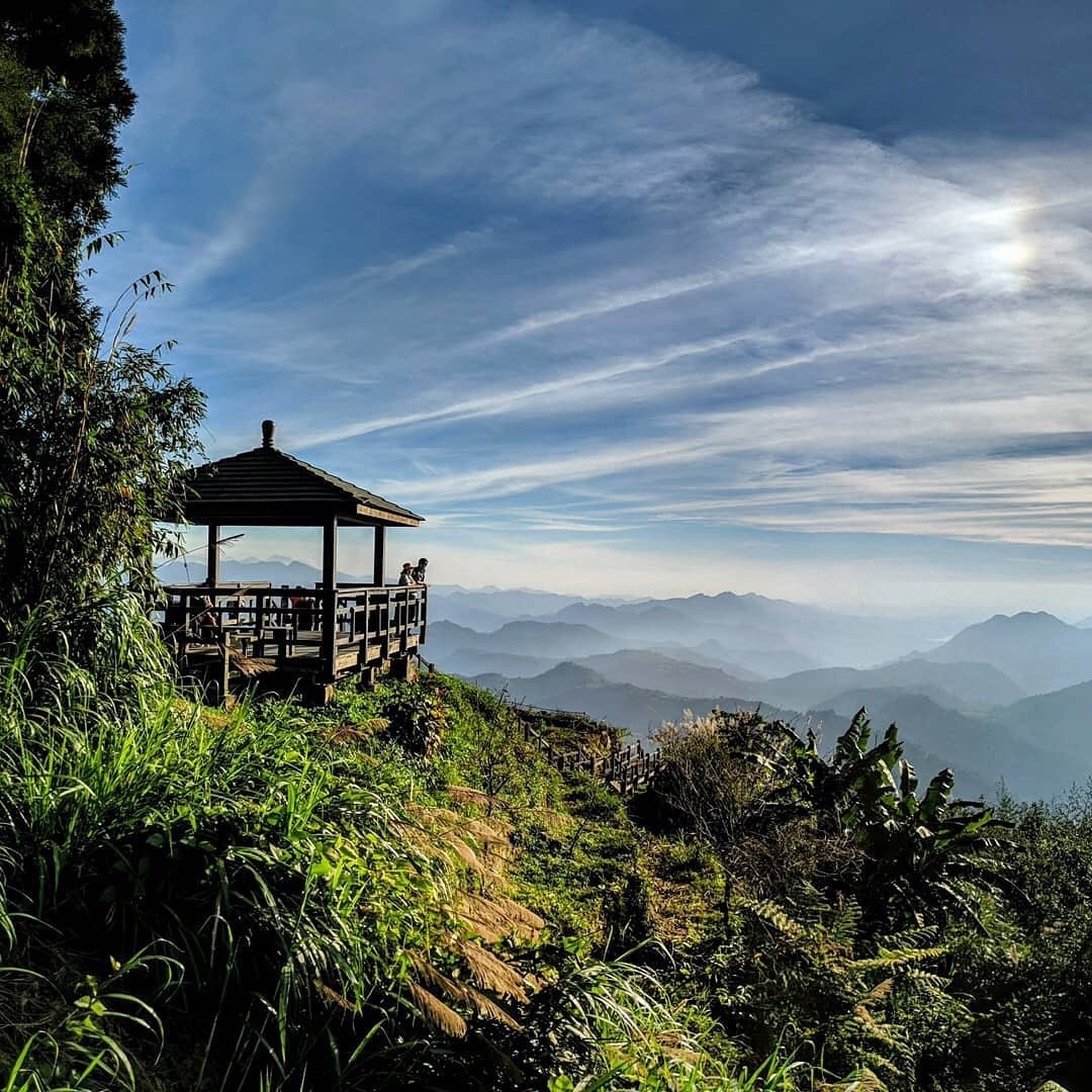 登高望遠山巒以及雲層的漸層真美❤️-感謝 @cluke056 提供超棒照片- #travelalishan 或 @travelal...