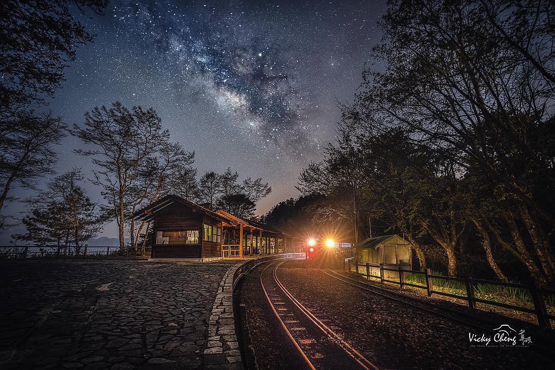 阿里山的夜晚雖然寂靜但卻有銀河星空的美陪伴不孤單- ⠀⠀⠀⠀⠀⠀⠀⠀⠀⠀⠀⠀感謝 @vicky_cheng1204 分享的美照❤️...