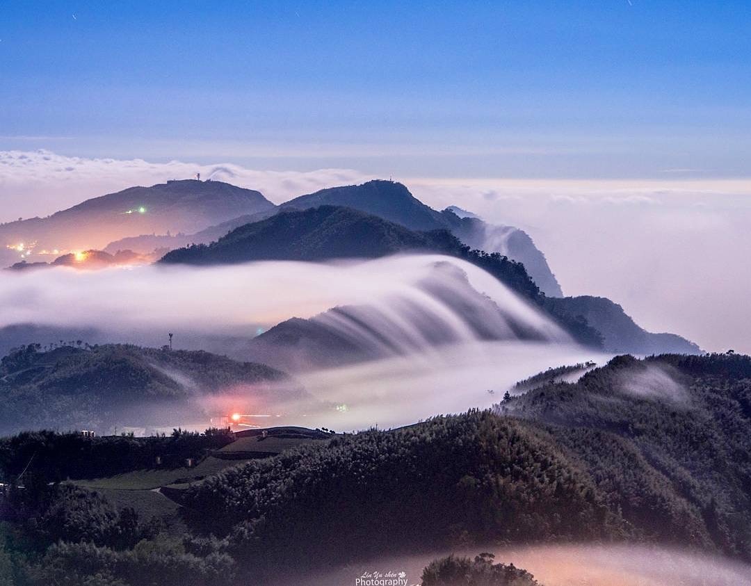 阿里山的雲海雲瀑加上一點琉璃光完美！-感謝 @lys.0304 提供超棒照片- #travelalishan 或 @travela...