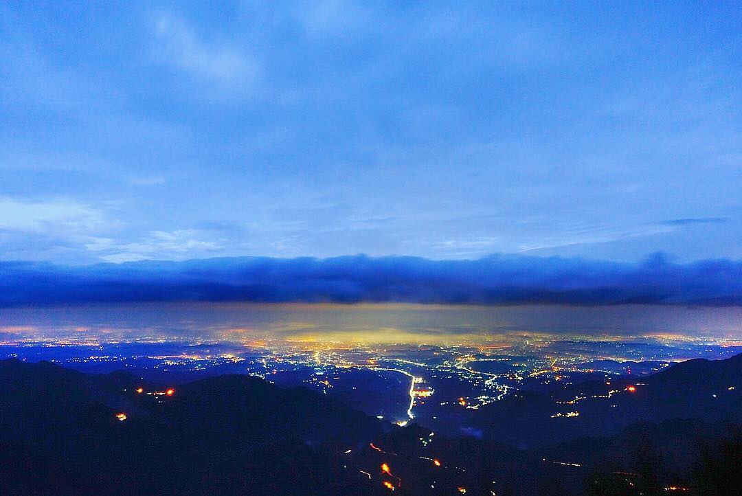 從市區來到山上再俯瞰市區的萬家燈火的感覺真奇妙- ⠀⠀⠀⠀⠀⠀⠀⠀⠀⠀⠀⠀感謝 @rx_minitravel 分享的美照❤️- #...