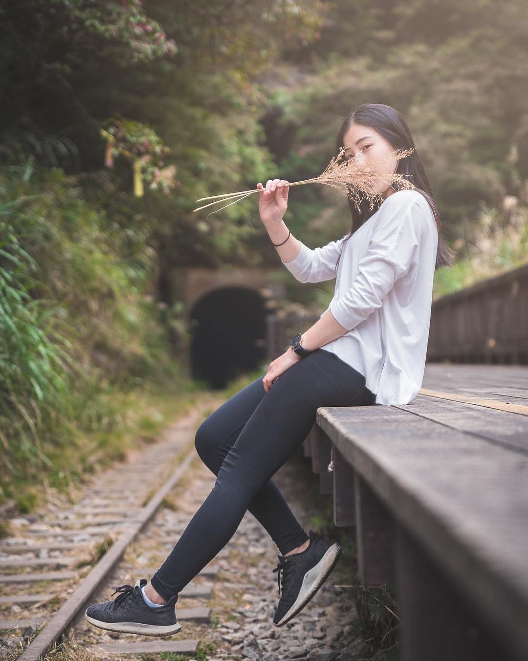 柔和的光搭配美麗的景更能襯托主角的美但要注意不能跨越鐵軌唷～- ⠀⠀⠀⠀⠀⠀⠀⠀⠀⠀⠀⠀感謝 @_niniiiiiiiiii 分享...