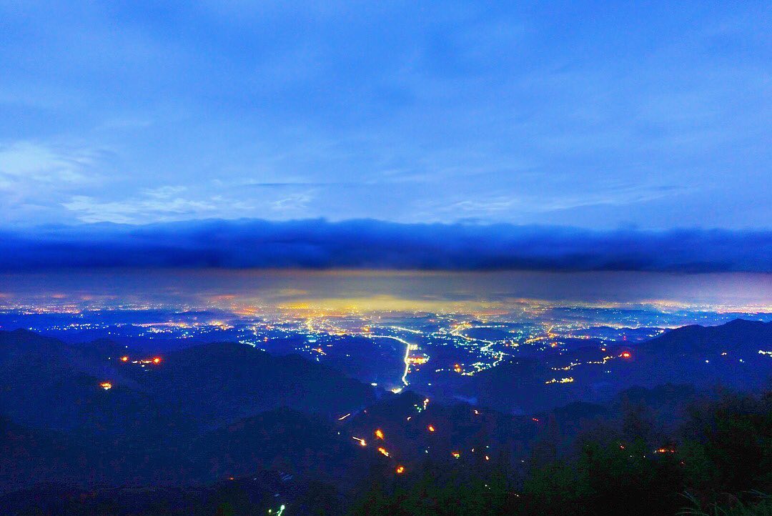 嘉義或許沒有萬家燈火但在阿里山看向嘉義市區的夜景卻是平靜且安穩的- ⠀⠀⠀⠀⠀⠀⠀⠀⠀⠀⠀⠀感謝 @rx_minitravel  ...
