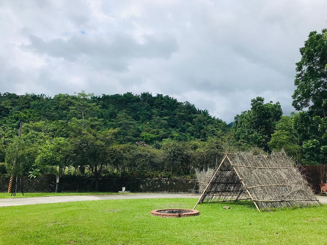 這是在新美部落的廣場來到這兒可以體驗鄒族獵人營唷一起來當個獵人吧- ⠀⠀⠀⠀⠀⠀⠀⠀⠀⠀⠀⠀感謝  @dongpigfish 分享...