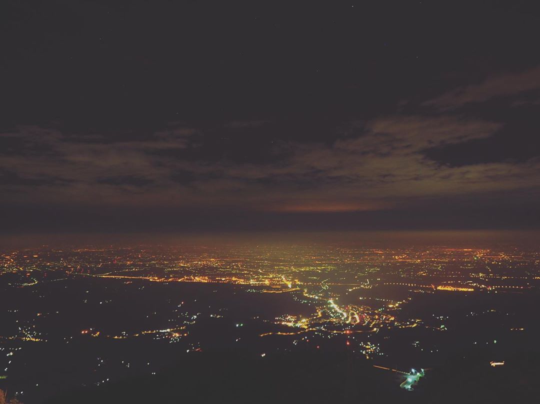 阿里山遠看嘉南平原的夜景覺得不輸給大都市的夜景呢- ⠀⠀⠀⠀⠀⠀⠀⠀⠀⠀⠀⠀感謝  @dongpigfish 分享的美照-⠀⠀⠀⠀...