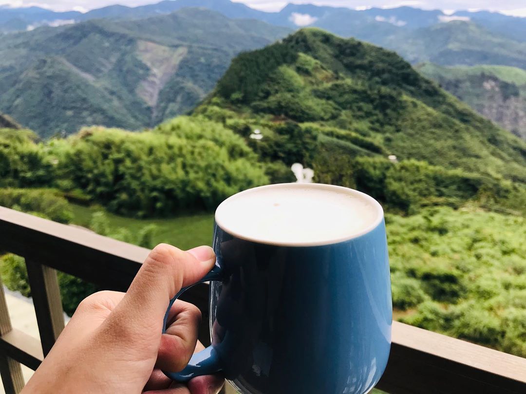 迎接藍色憂鬱星期一先來杯阿里山紅茶牛奶佐翠綠山景及茶園鎮定一下- ⠀⠀⠀⠀⠀⠀⠀⠀⠀⠀⠀⠀感謝 ⛰️編 分享的美照-⠀⠀⠀⠀⠀⠀⠀...