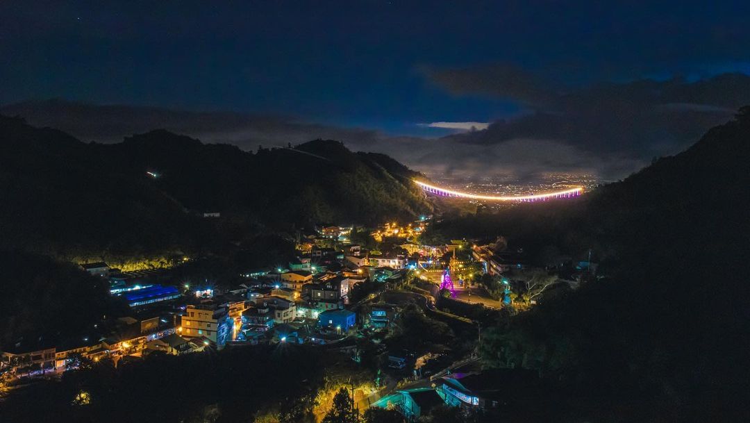 晚上八點過後，寧靜的太平山城走在太平老街上，隱約聽到住家傳出的電視聲，樸實而溫暖❤遠眺這座山城是如此美麗！感謝 @chiayuan...