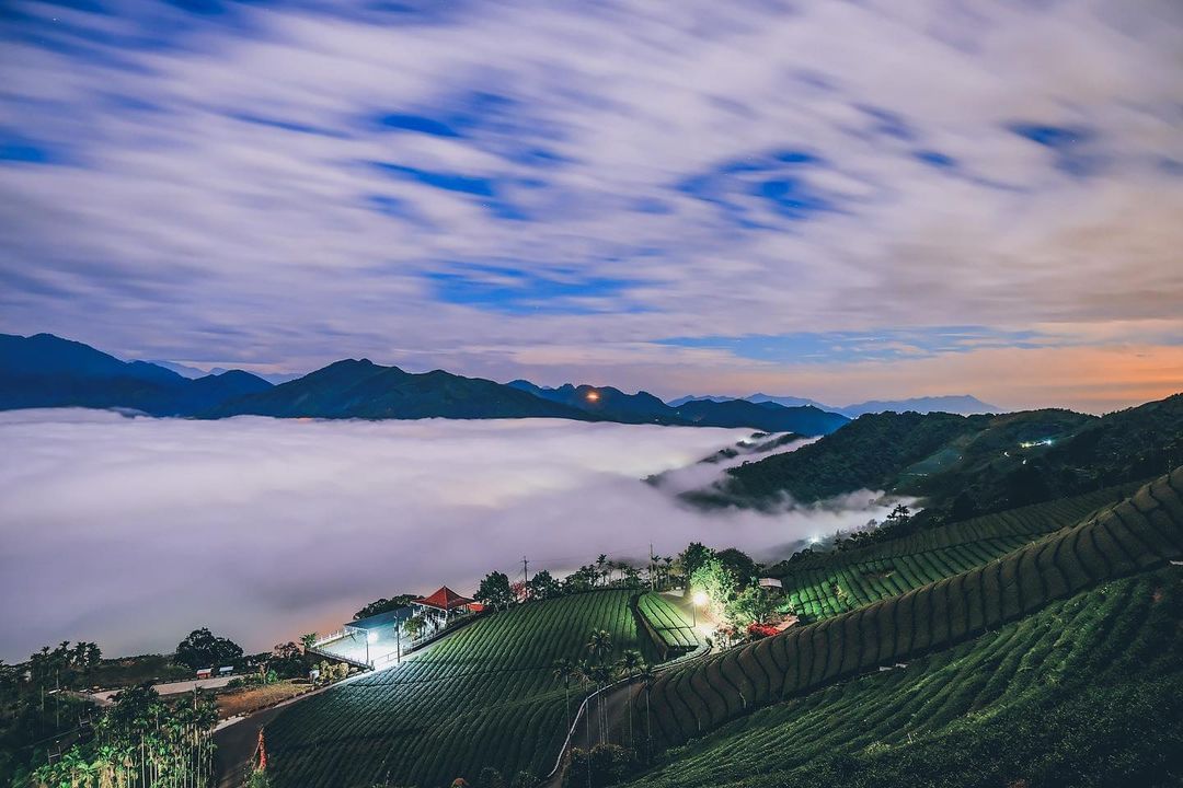 夜晚的雲海，越看越餓 (?好想來點牛奶鍋照片授權 @brian_tsai_1979 -⠀歡迎在您的貼文 #travelalisha...