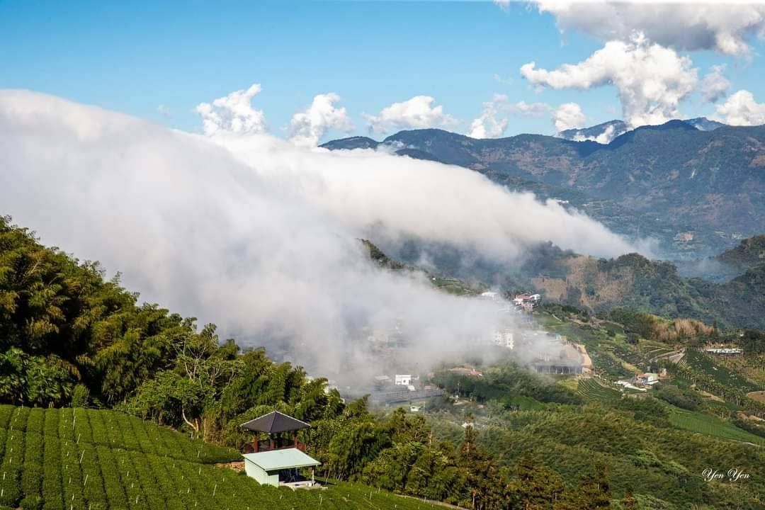 隙頂看過雲海、琉璃光 ( 的美照 )比較少見到雲瀑的畫面，同樣賞心悅目如果你有拍到雲瀑的靜態動態畫面，也歡迎分享啦照片授權 @ma...