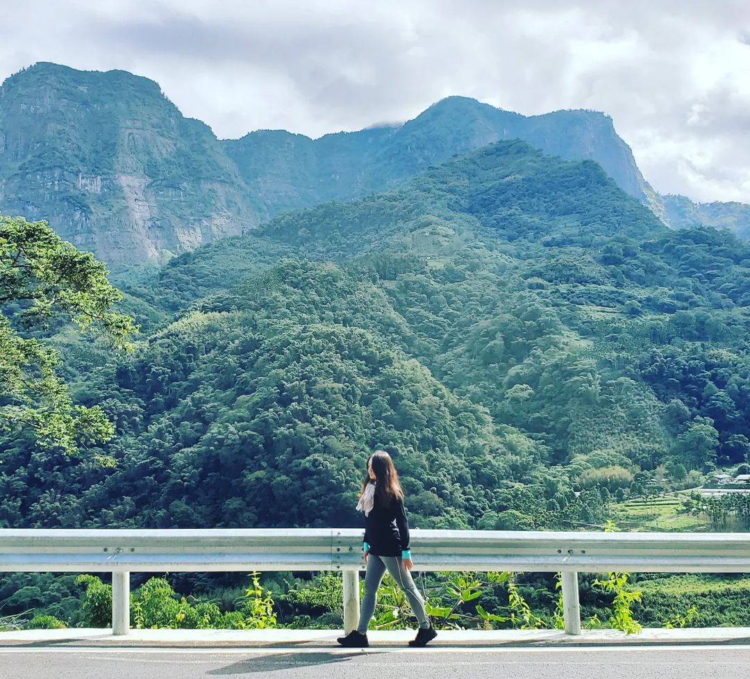 有一點距離的山村與部落，有一種獨有的寧靜在阿里山地區裡尋找塔山的身影，與之同框照片授權 @amandaliu70 -⠀歡迎在您的貼...