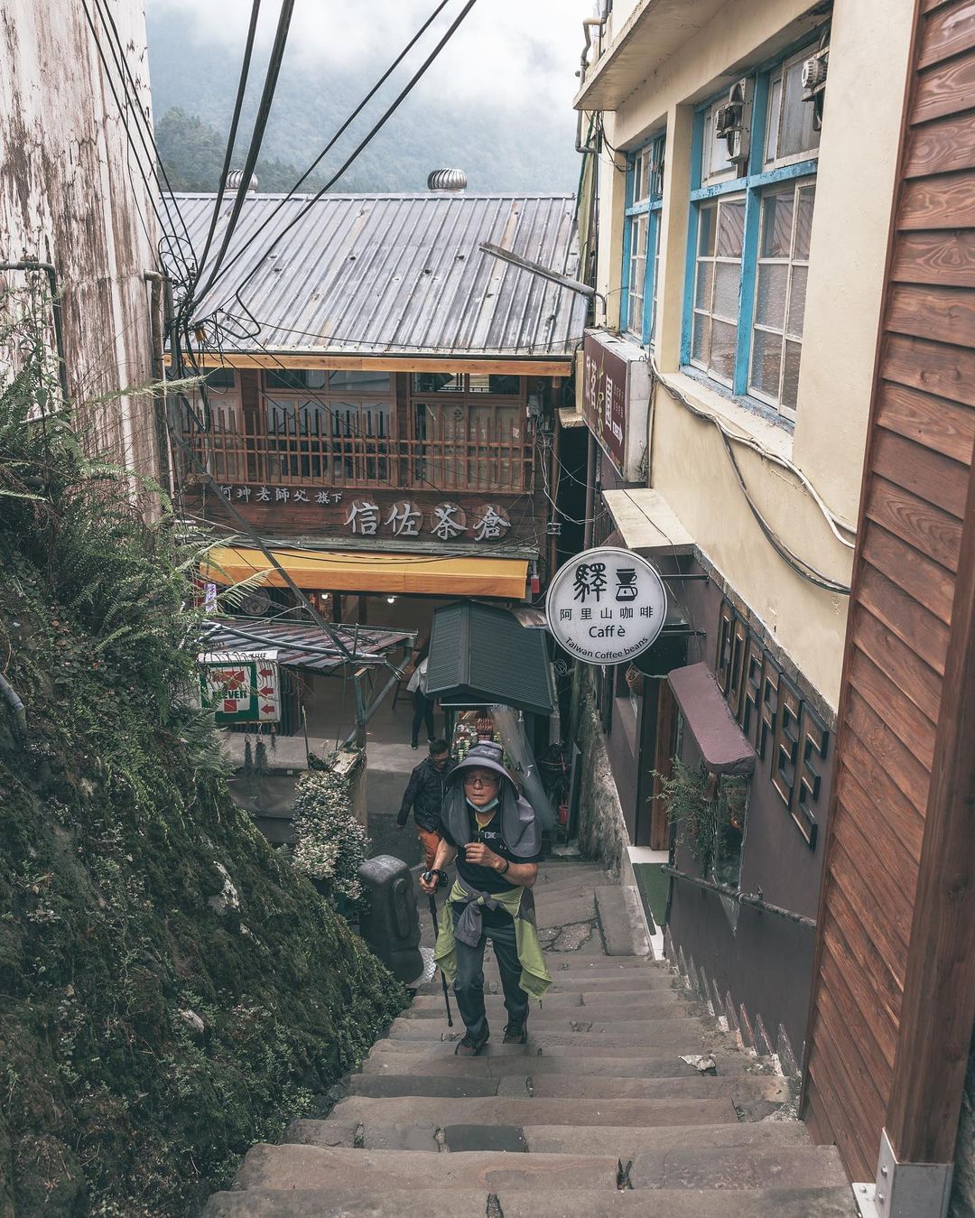 奮起湖老街老街的小角落，好喜歡這樣的味道 (什麼味道)老街就是要從頭吃到尾，豆干堡、驛咖啡，偷偷說這個轉角的第一家甜甜圈好香啊~(...