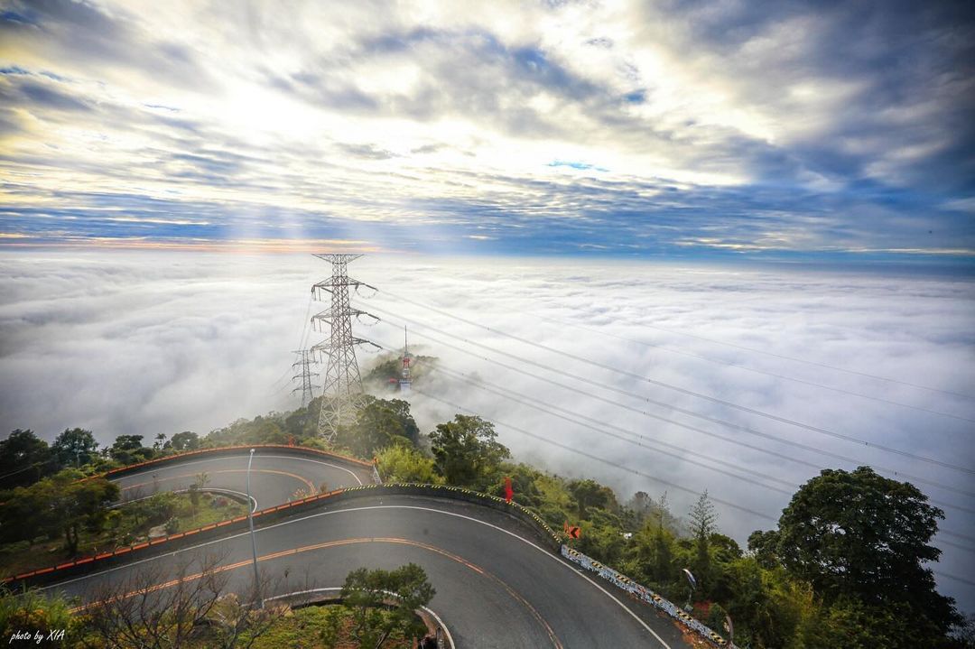 梅山36彎看即時影像今天的太平雲梯也出海了☁️☁️想親自捕捉雲海滿滿的畫面嗎推薦下載雲海人APP跟鎖定即時影像啦~還有天氣也是很重...