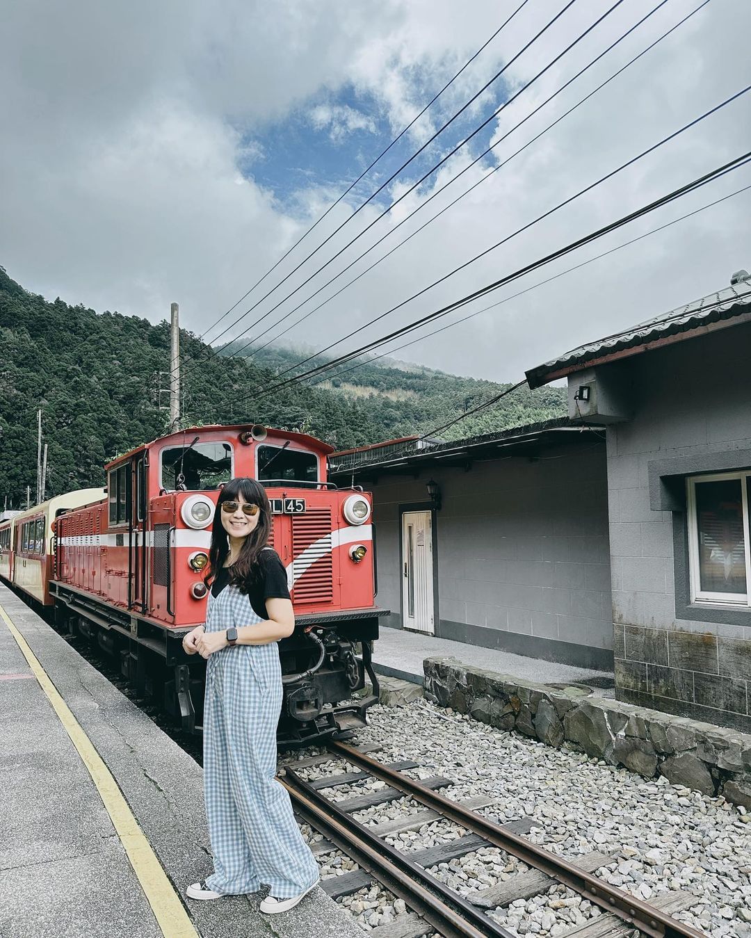 奮起湖車站阿里山林業鐵路的中繼站-奮起湖，總帶著一點時代感，小而巧的純樸村落！站在月台上與小火車合照，太可愛啦！(最佳與小火車合照...