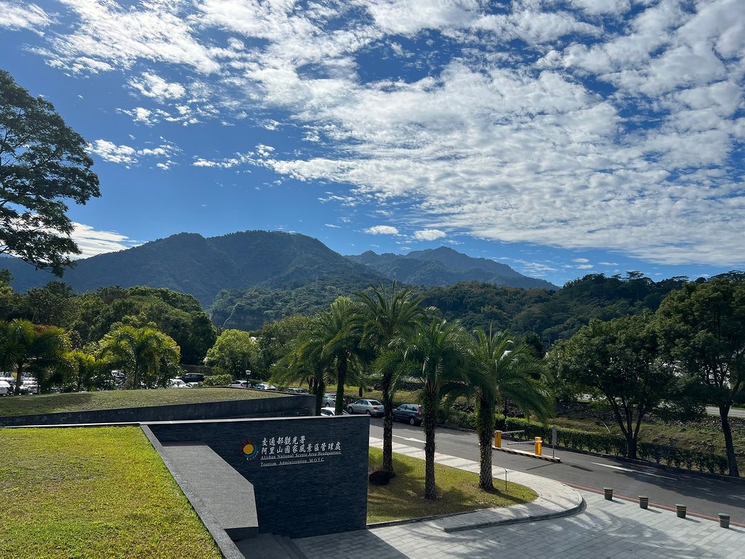 今天上班路上，看見陽光很耀眼，天氣超好打開即時影像，清晨的天空好燒～好漂亮！( 不是下午時刻喔！是今天清晨 6 點多 )第一張照片...