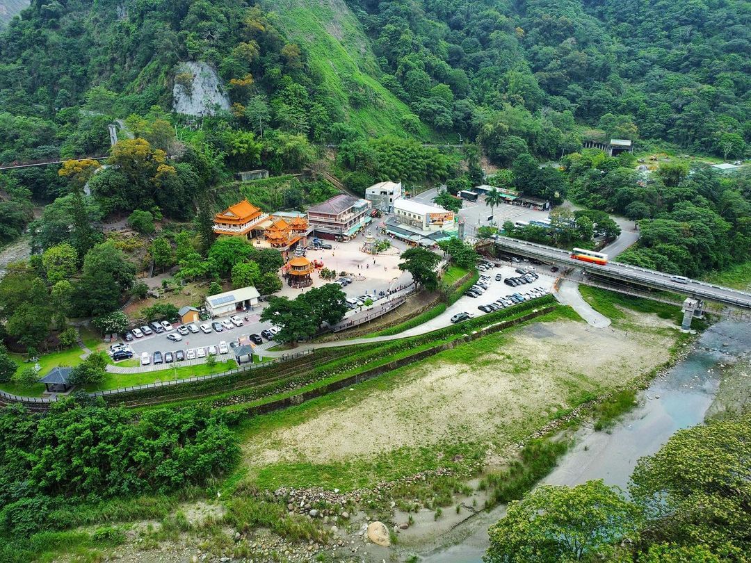 天長地久橋這個月底就要暫時跟天長橋說掰掰沿著龍隱寺旁的階梯往上走，有一塊小小的休憩區，站在高處眺望，彷彿獲得一股平靜➠天長橋  將...