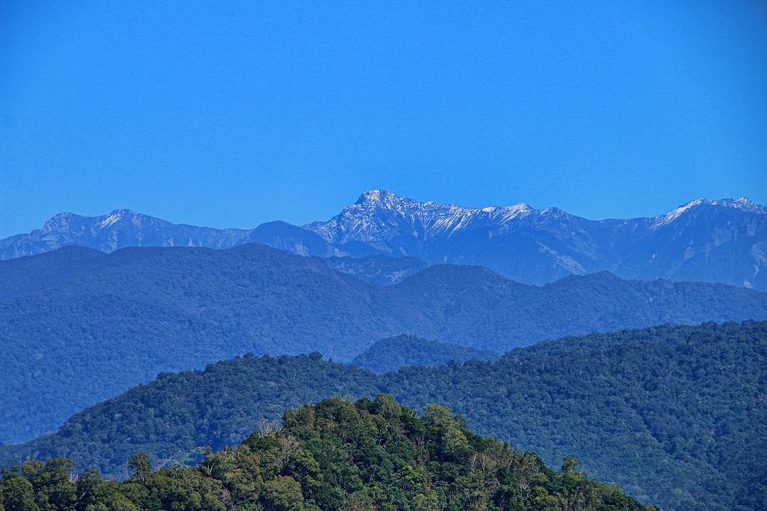 ⛦玉山雪景⛦上禮拜的好天氣，清晰可見的視野，玉山群峰久違的出現跟大家相見！山頭還有更難得可貴的積雪美景，如此畫面會留存好久好久~~...