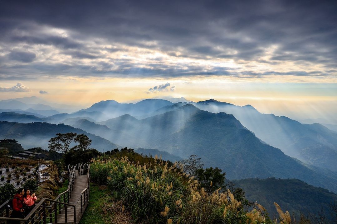 沒有著名的滔滔雲海，灑落的聖光也是難能可貴的美景！照片授權 @17yu_willson -⠀歡迎在您的貼文及限動 #travela...