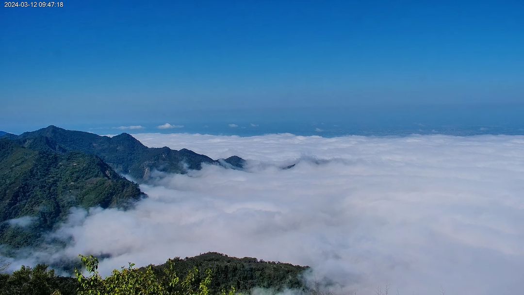 有種很久沒看到雲海的感覺雖然最近天氣變化時也有出現啦( 秋冬時更頻繁呀~ )在平地覺得天氣不是很美麗但好羨慕在現場的大家喔~~~-...