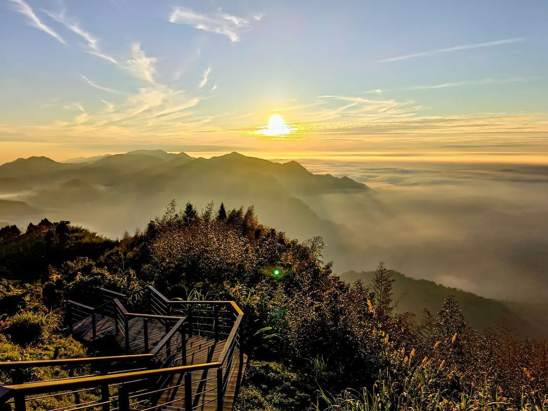 終於~到了~禮拜五~~~✌️想念二延平步道的夕陽了嗎？這個周末來去碰碰運氣感謝 @js.w2022 美照分享-⠀歡迎在您的貼文及限...