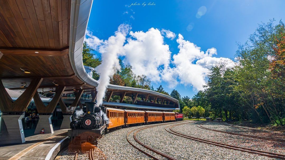 祝山車站位於海拔2451公尺，是全台灣最高點的鐵路。歷經三年的整建，美麗月牙灣的姿態呈現在大家眼前❤大家有整修前的祝山車站的照片嗎...