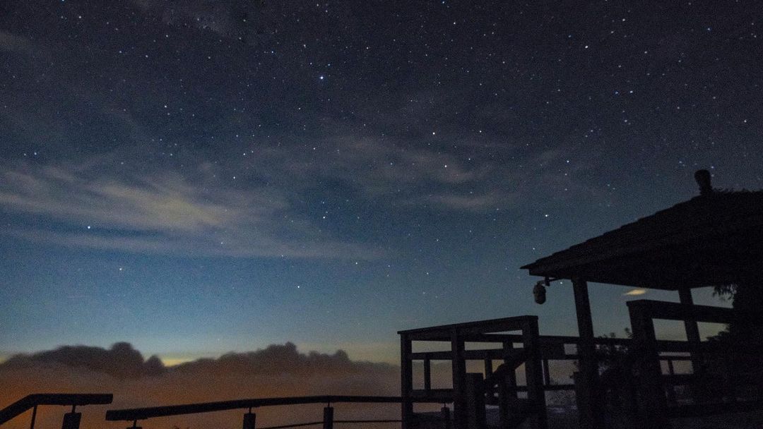 二延平步道白天可以望著山峰群發呆，晚上就來看滿天星星幻想晚上天黑黑，務必要小心安全唷感謝 @xl._.1112 美照分享-⠀歡迎在...