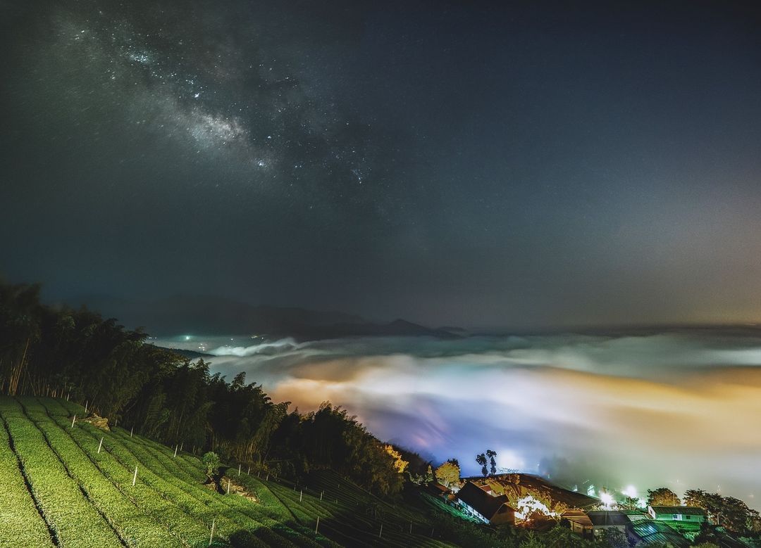 石棹琉璃光難得一見的琉璃光雲海，天邊的銀河星空，能同時捕捉到兩個大景，熱血一波都值得了！感謝 @h.y.c.0302 美照分享-⠀...