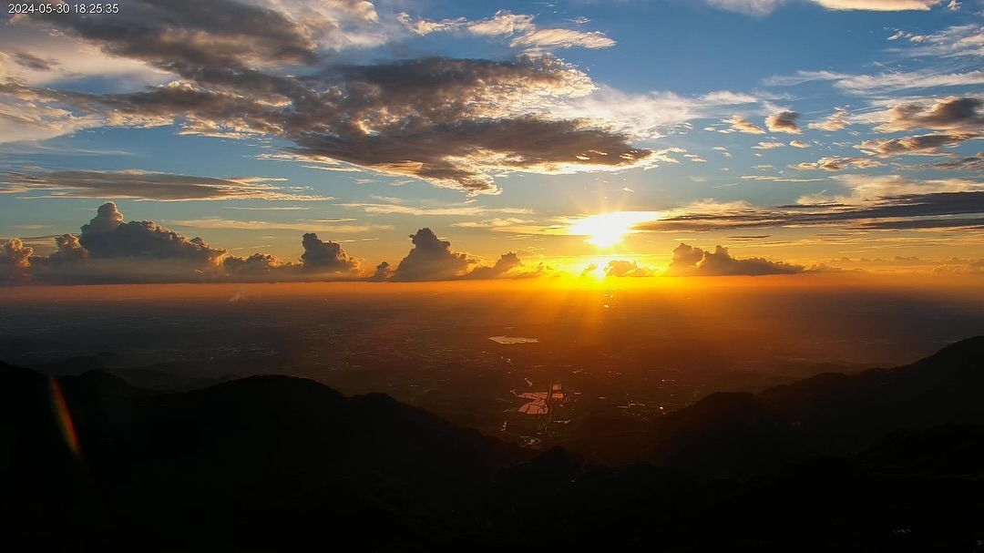 好久沒看到這麼美的夕陽（的感覺）就在剛剛出現的，立刻分享！有在山上的朋友有拍到嗎？期待看到有人捕捉美麗的瞬間-#alishan #...