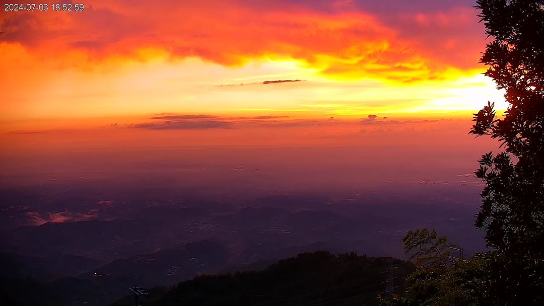 今天的天空美得不像話太平雲梯-⠀歡迎在您的貼文及限動 #travelalishan 或 @travelalishan曬曬阿里山有多...