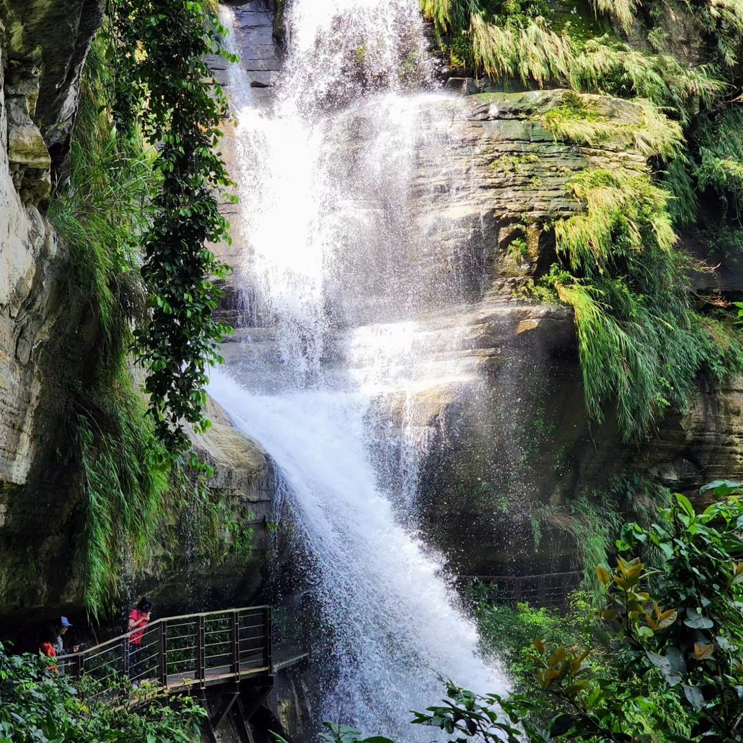 #雨季限定美景 竹坑溪步道 - 龍宮瀑布最近滿滿的水量，壯觀的瀑布水流，正是欣賞的時候！沿著岩壁從瀑布下穿越，肯定會濕身，獲得一身...