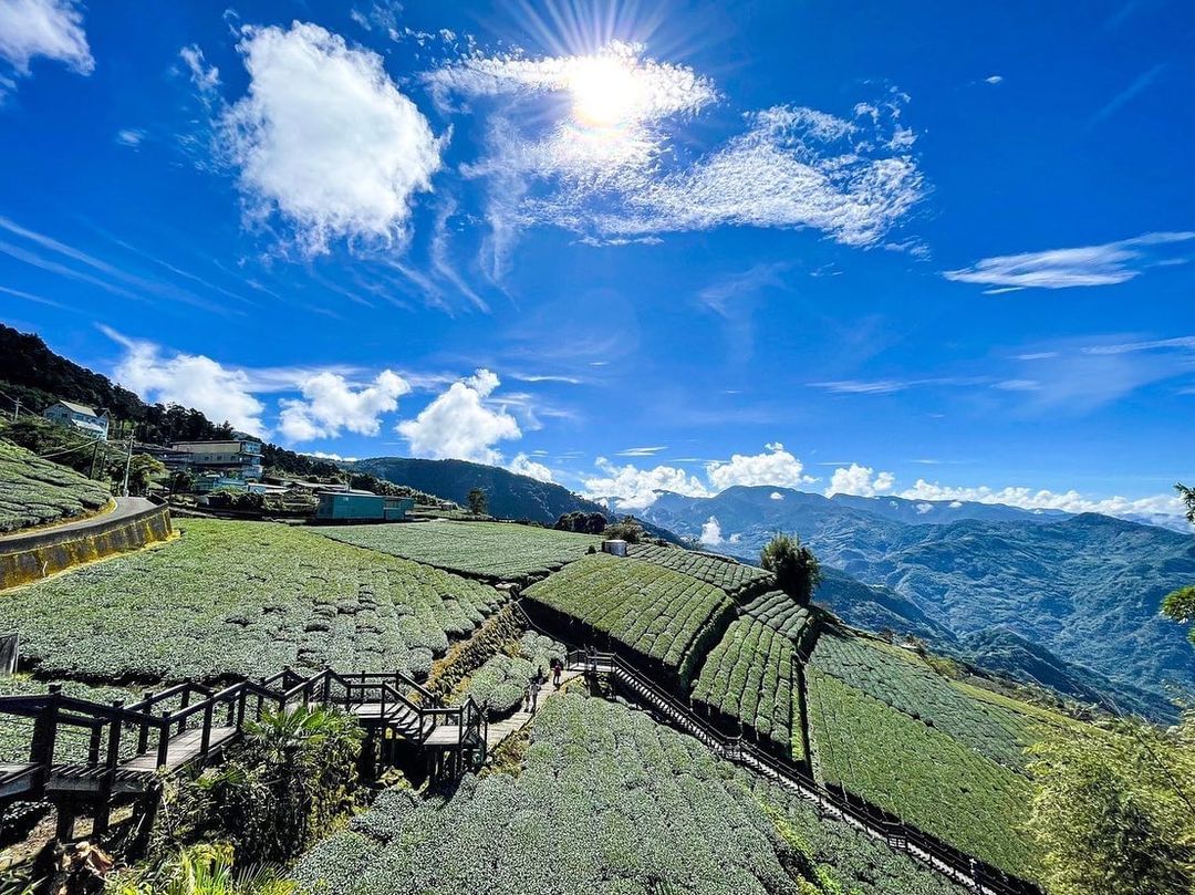 石棹步道群越湛藍的天空，溫度越熱情幸好我們是去到海拔1千公尺以上的地方紫外線無所不在，還是要稍微防曬一下嘿！感謝 @ho.0802...