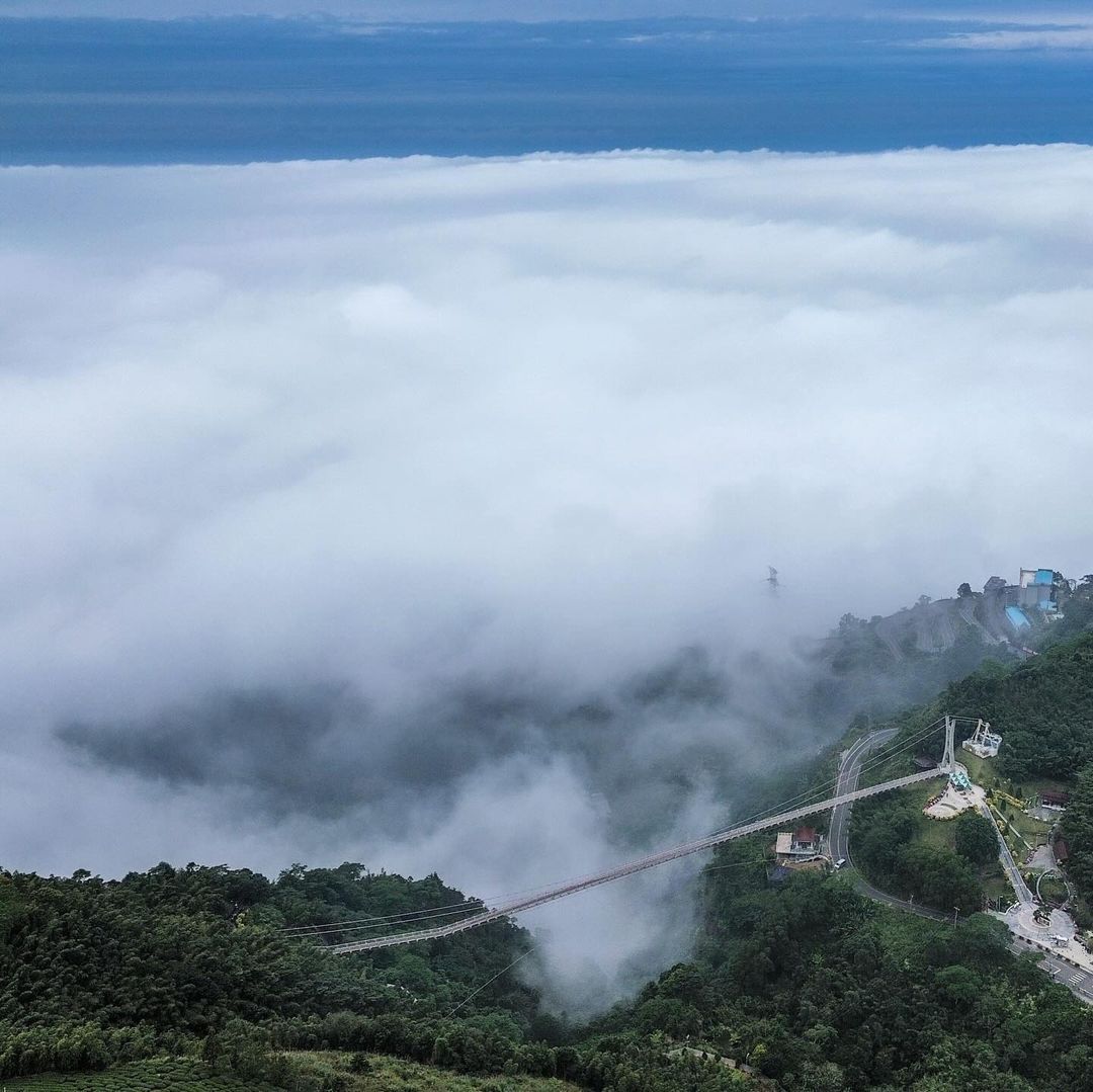 流動的雲海，湧進太平雲梯下的山谷，雲霧繚繞是太平山城的美學~❤感謝 @waz88323654 美照分享-⠀歡迎在您的貼文及限動 #...