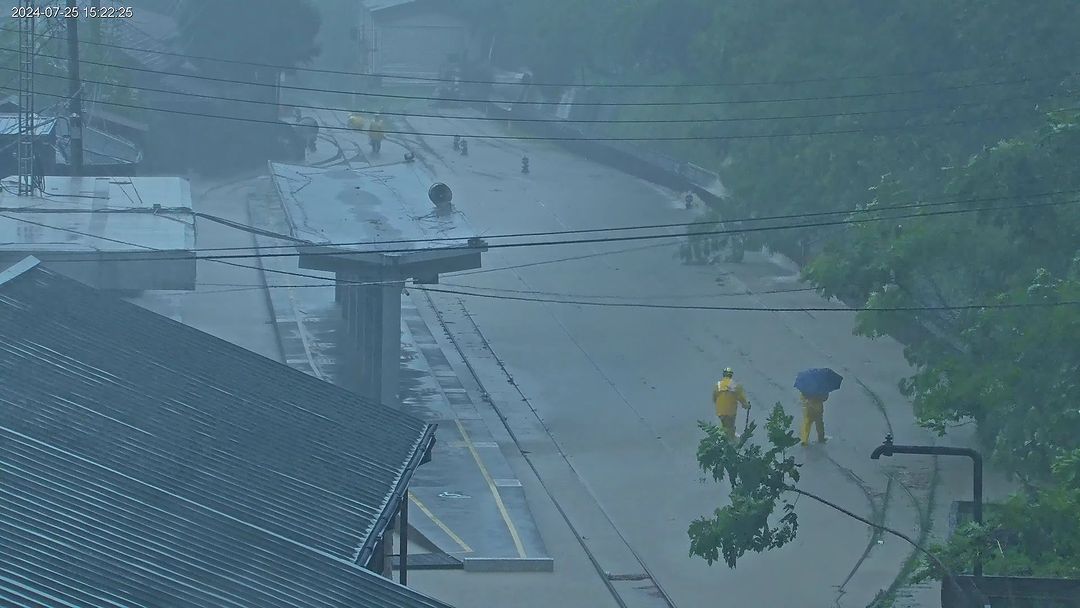 【#凱米颱風 相關資訊】（隨時更新）經過兩天一夜雨勢不斷部分道路中斷無法通行 ( 各單位搶通中 )多個社區和部落持續停電中，但人員...