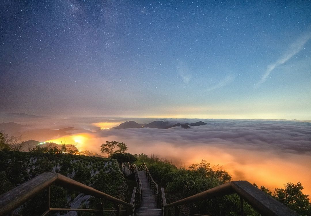 夏日晚風 // 嘉義山區的夢幻夜景在這個寧靜的夜晚，雲海與星空相遇，形成一幅讓人驚嘆的絕美畫面！最近天氣不穩定，就是有雨的部分～蠻...