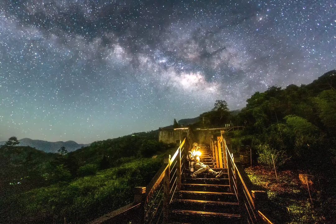 山區的星星滿溢天空比較常看到大家在阿里山公路沿線、森林遊樂區裡拍攝的星空，山的另一側，結合梅山村落不同的地景，是另一種少見的風景來...