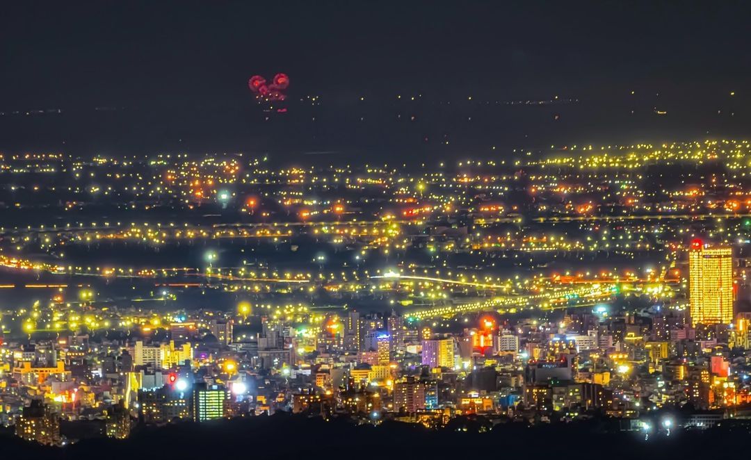 嘉義市的夜景真的好美！俯瞰燈火通明，把整座城市都點亮了遠處的澎湖花火節煙火在夜空中綻放，根本是夢幻組合吧看著夢幻，卻是超~~難看見...