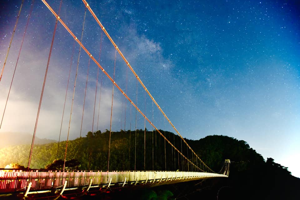太平雲梯的上空是一片繁星白天走過壯觀的吊橋，晚上則是仰望星空感謝 FB_李育仁 美照分享-⠀歡迎在您的貼文及限動 #travela...