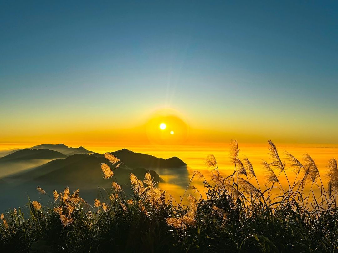 小孩子才做選擇，日落、雲海我通通要看！你幸運擁有這樣一幅景色了嗎？感謝 @manju.shashin 美照分享-⠀歡迎在您的貼文及...