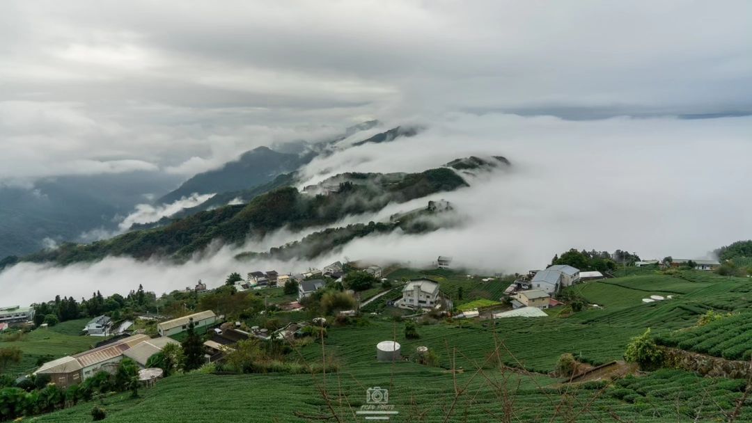 見過雲海的美，下次更想看看雲瀑流動於山間的畫面你喜歡哪一種呢？感謝 @a59413116  美照分享-⠀歡迎在您的貼文及限動 #t...