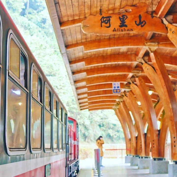 用檜木搭建的候車處，芬芳無價 看著照片感覺都聞到那股香氣了-⠀⠀⠀⠀⠀⠀⠀⠀⠀⠀⠀感謝 @yiyichen_photo  分享的美...