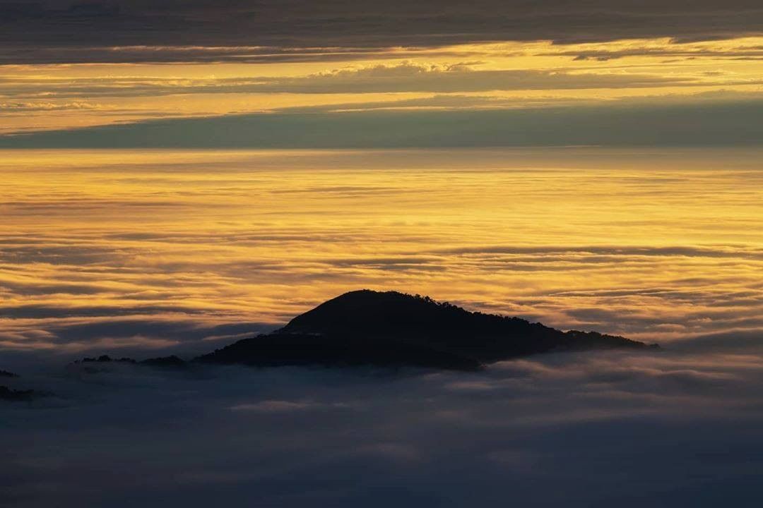 每到了星期一小邊都想要看雲海平靜一下在雲海孤立中的山頭就像在太平洋中孤立的台灣島 -⠀⠀⠀⠀⠀⠀⠀⠀⠀⠀⠀感謝 @ryan_cch...