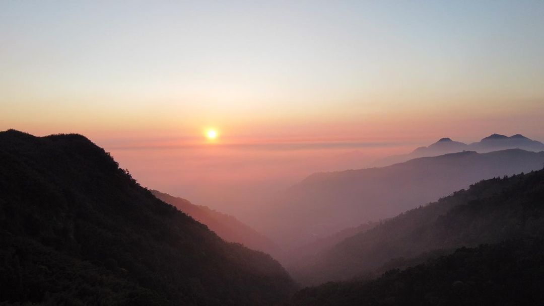 朦朧美的夕陽粉嫩夢幻的顏色（感謝 中和村村長 分享美照）-⠀歡迎在您的貼文 #travelalishan 或 @travelali...